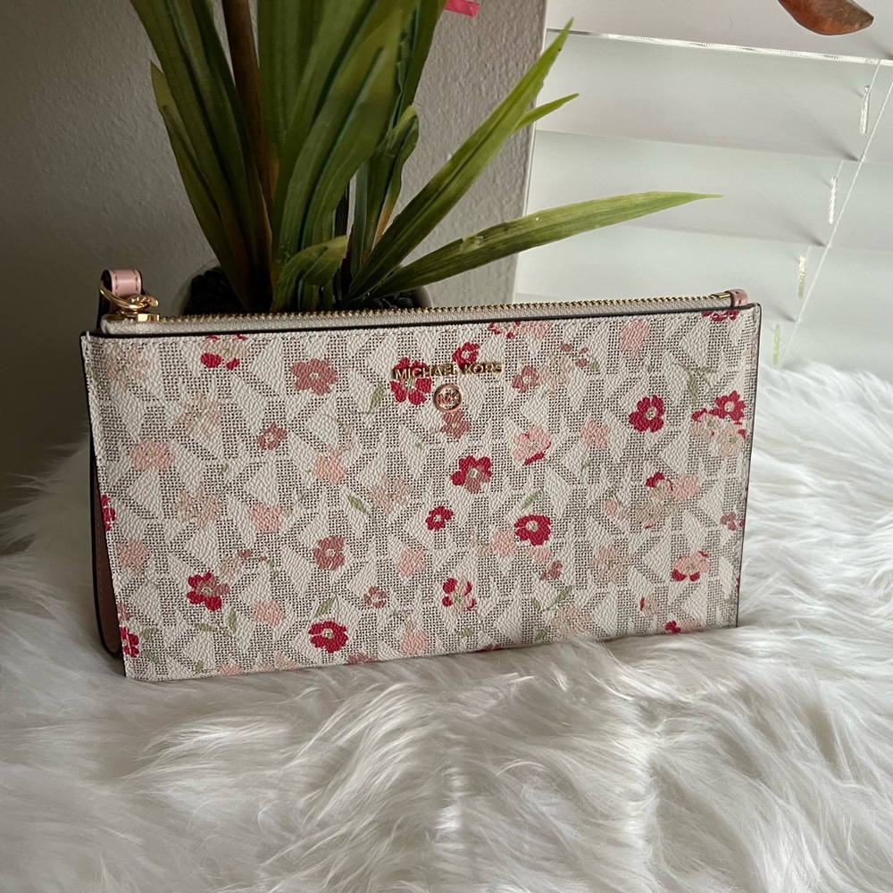 Michael kors wristlet brand new never used